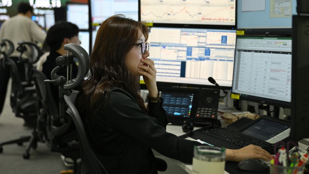 Asia stocks down sharply as oil hits $100